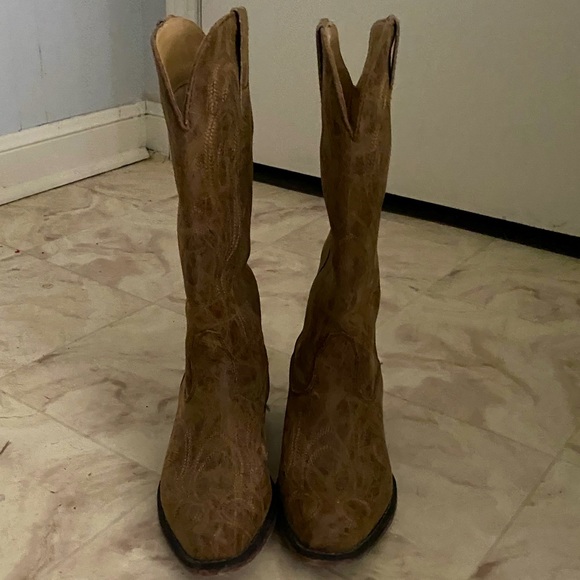 Like New, brown Ariat Women’s roper boots size 5. Worn twice. - Picture 3 of 9